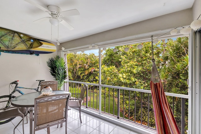 sunroom featuring ceiling fan