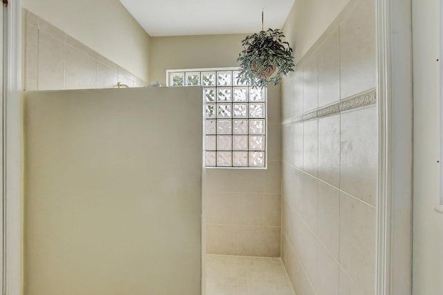 bathroom featuring a tile shower