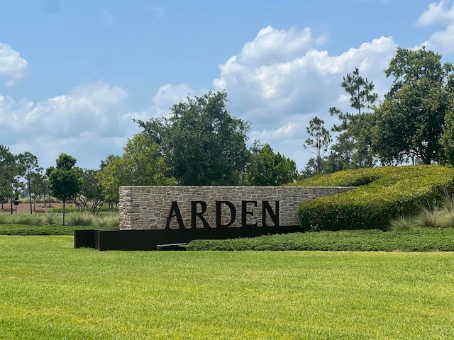 community sign with a lawn