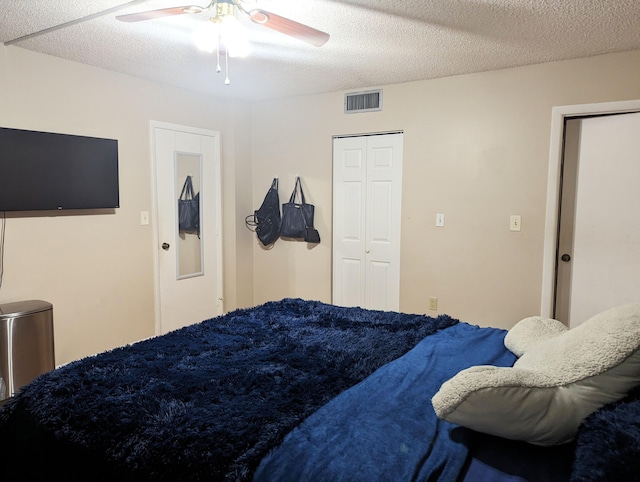 bedroom featuring a textured ceiling and ceiling fan