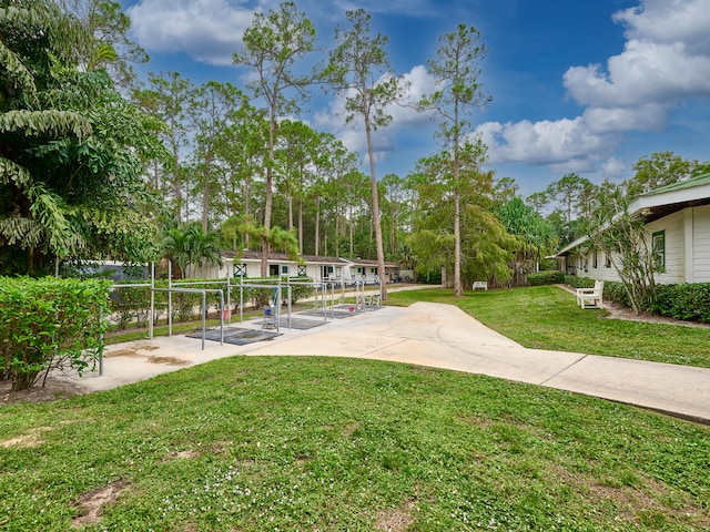 view of property's community featuring a lawn