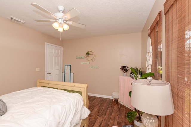 bedroom featuring ceiling fan and a textured ceiling