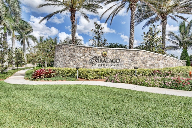 community sign with a lawn