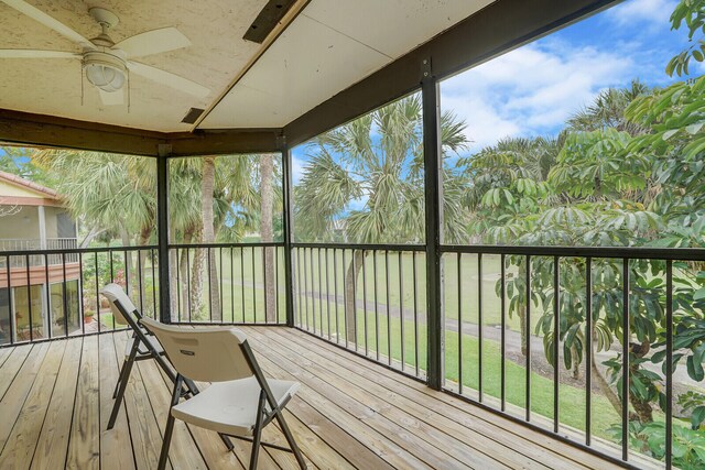 sunroom with ceiling fan