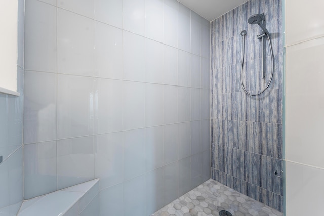 bathroom featuring tiled shower