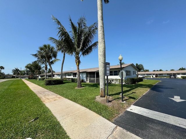 single story home featuring a front lawn