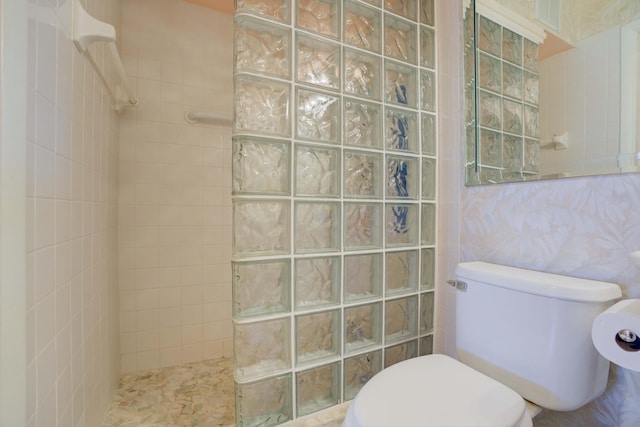 bathroom with toilet and tiled shower