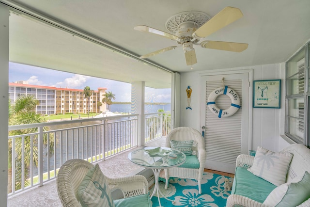 sunroom with ceiling fan