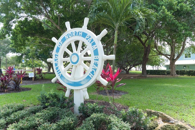 community / neighborhood sign featuring a yard