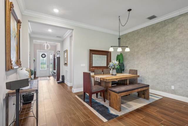 dining space with ornamental molding