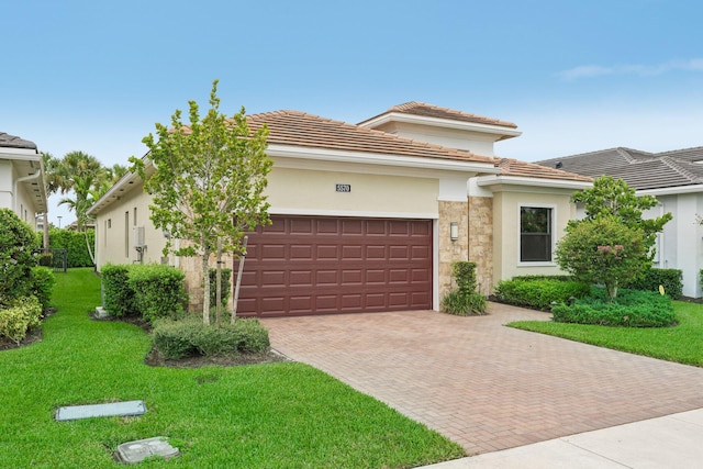 view of front of home featuring a front lawn and a garage