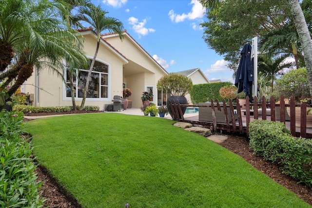 view of yard featuring a fenced in pool