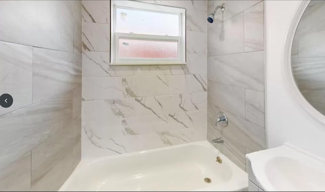 bathroom with tiled shower / bath combo