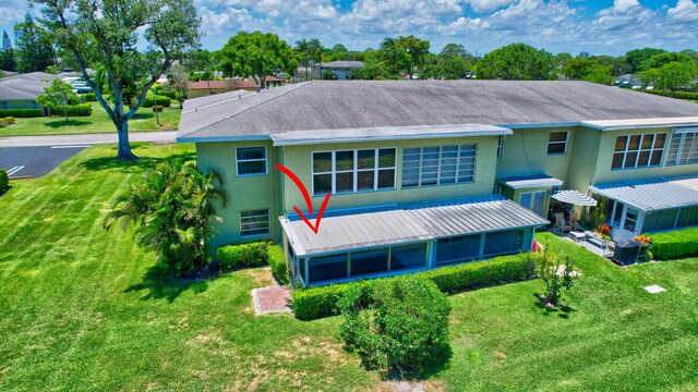 multi unit property featuring a front yard