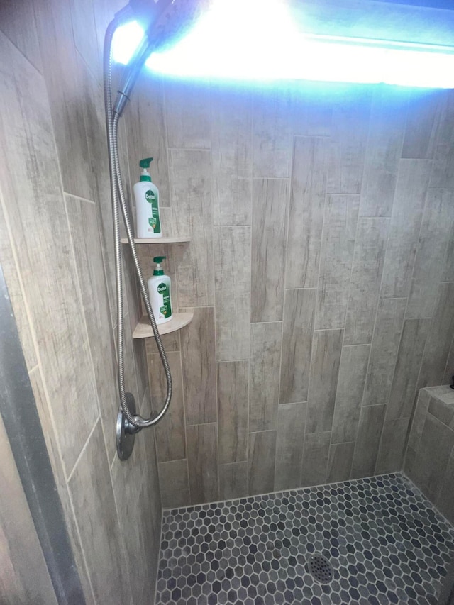 bathroom featuring a tile shower