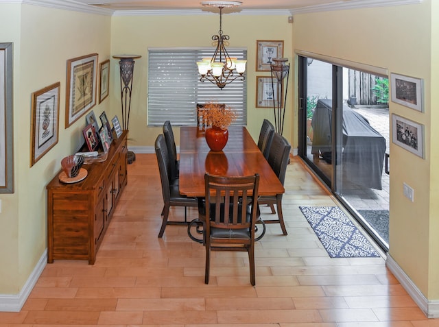 dining space with crown molding, a chandelier, and light hardwood / wood-style floors