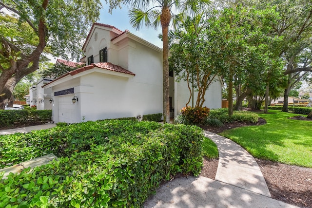 view of front of property featuring a front yard and a garage