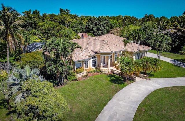 view of front of property featuring a front lawn