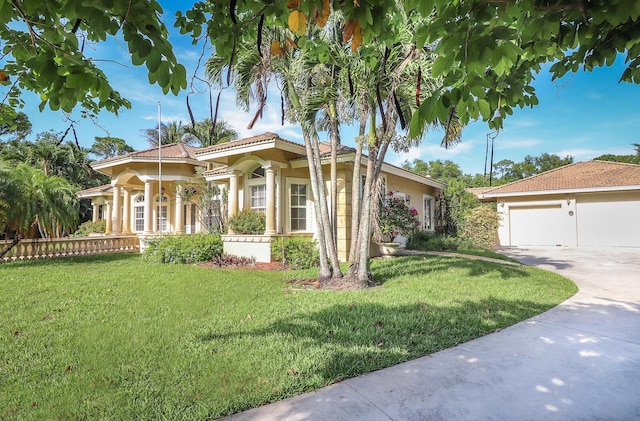 view of front of property featuring a front lawn