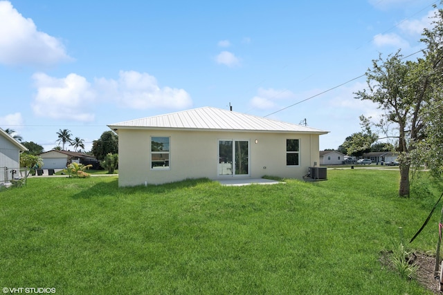 view of front of house featuring a front lawn and a garage