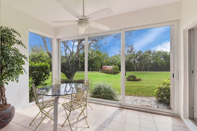 sunroom with ceiling fan