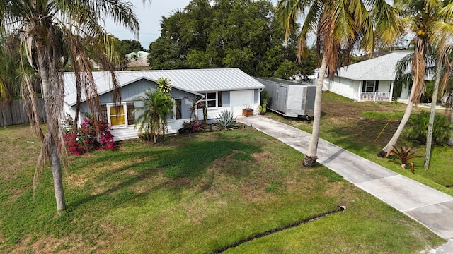 view of front of property featuring a front lawn