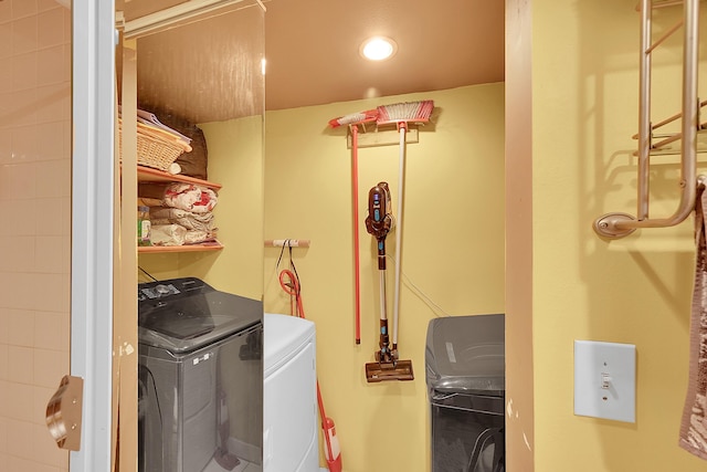 laundry room with laundry area, washer and clothes dryer, and recessed lighting