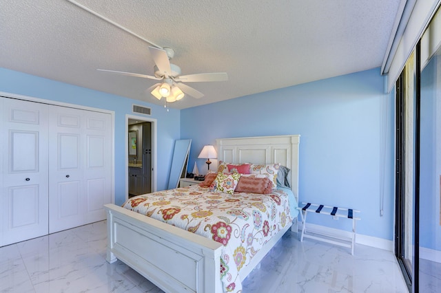 bedroom with ceiling fan, a textured ceiling, and a closet