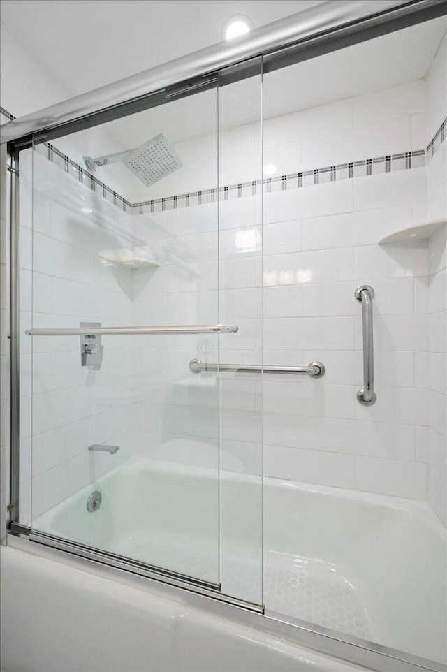 bathroom with enclosed tub / shower combo