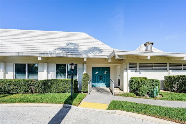 view of front of property with a front yard