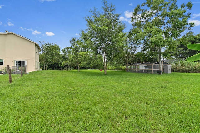 view of yard featuring an outdoor structure