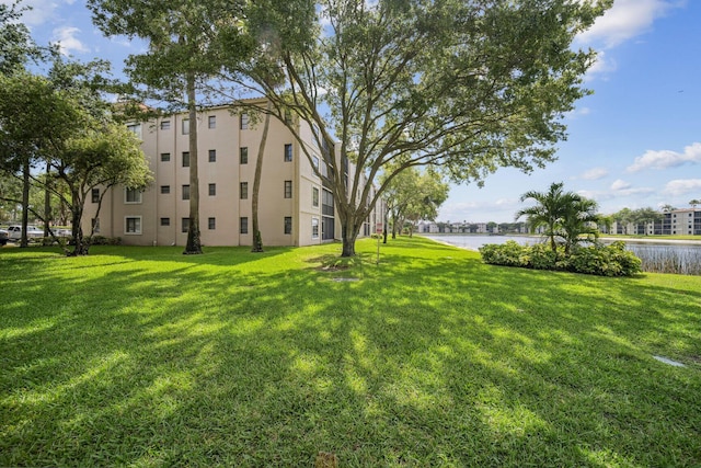 view of yard featuring a water view