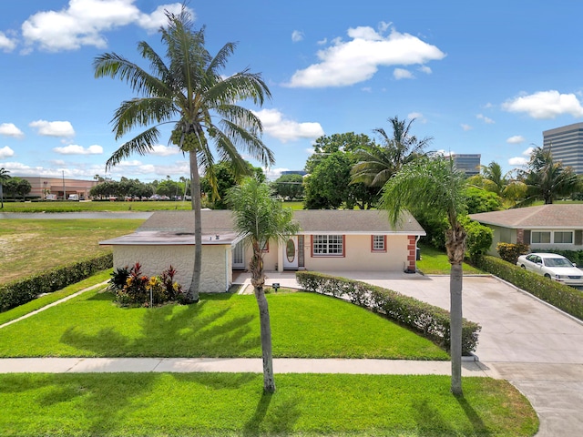 view of front of house featuring a front lawn