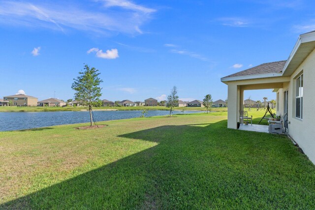 view of yard featuring a water view