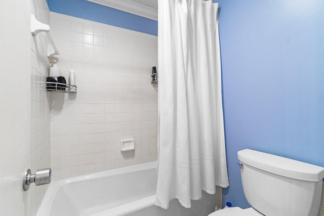 10695 Quail Covey Rd Azalea, Unit Azalea, Boynton Beach, FL 33436 - bathroom featuring shower / bath combo with shower curtain, toilet, and crown molding