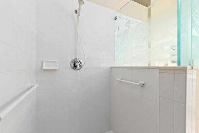 bathroom featuring tiled shower