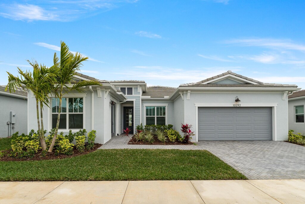 view of front of home featuring a front yard and a garage