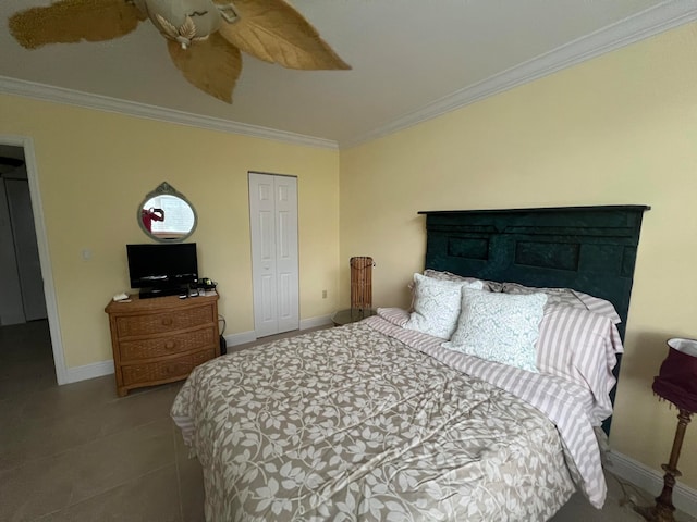 bedroom featuring crown molding, ceiling fan, and a closet