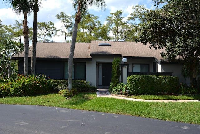 ranch-style house featuring a front yard