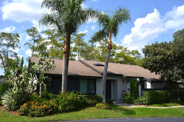 view of front facade featuring a front yard