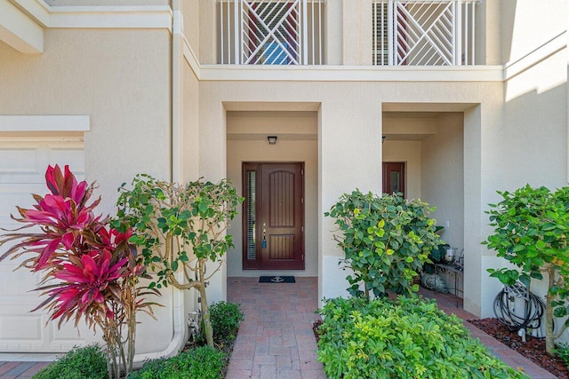 property entrance featuring a balcony