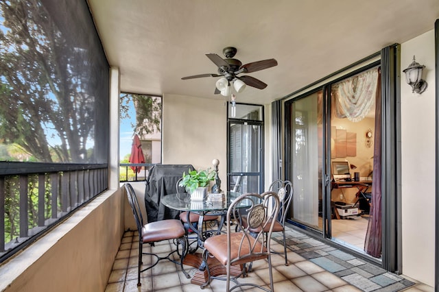 sunroom / solarium with ceiling fan