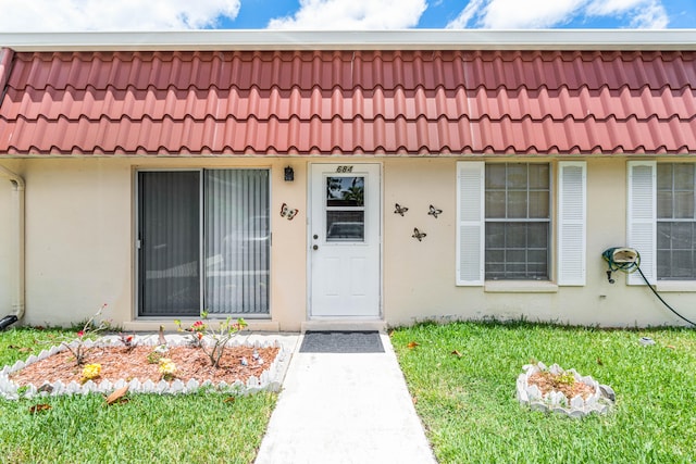 property entrance with a yard