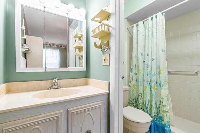 bathroom with toilet, a shower with curtain, and vanity