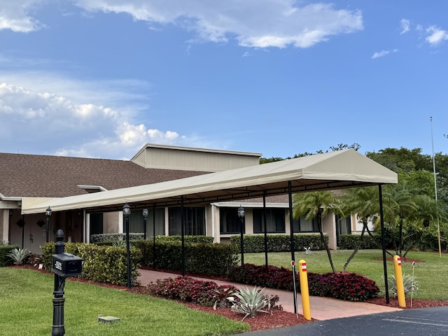 view of front facade with a front lawn