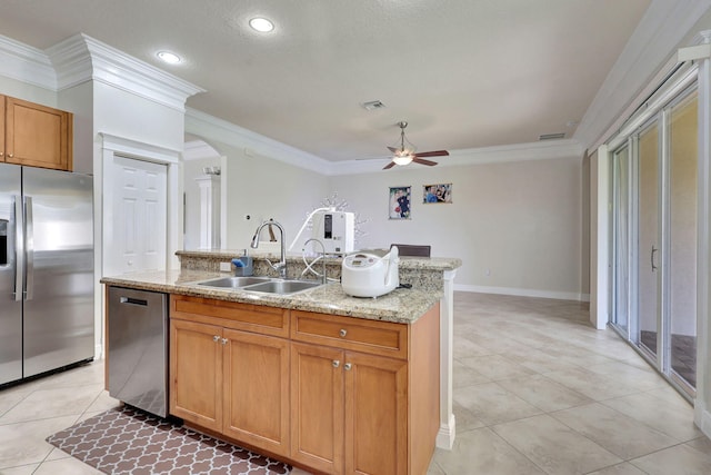 kitchen with ceiling fan, sink, an island with sink, and appliances with stainless steel finishes