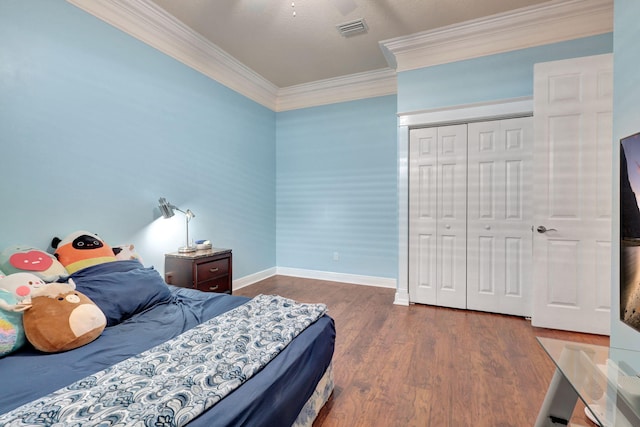 bedroom featuring ceiling fan, a closet, dark hardwood / wood-style floors, and ornamental molding