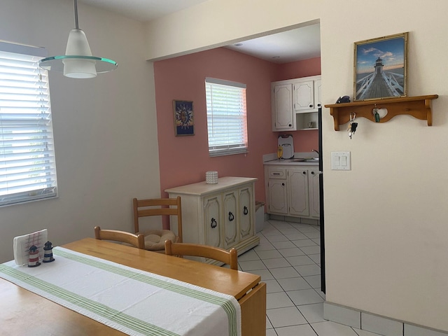 dining room featuring sink, plenty of natural light, and light tile flooring