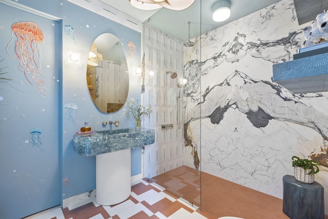 bathroom featuring a tile shower