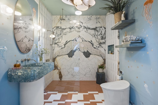 bathroom featuring tiled shower and toilet